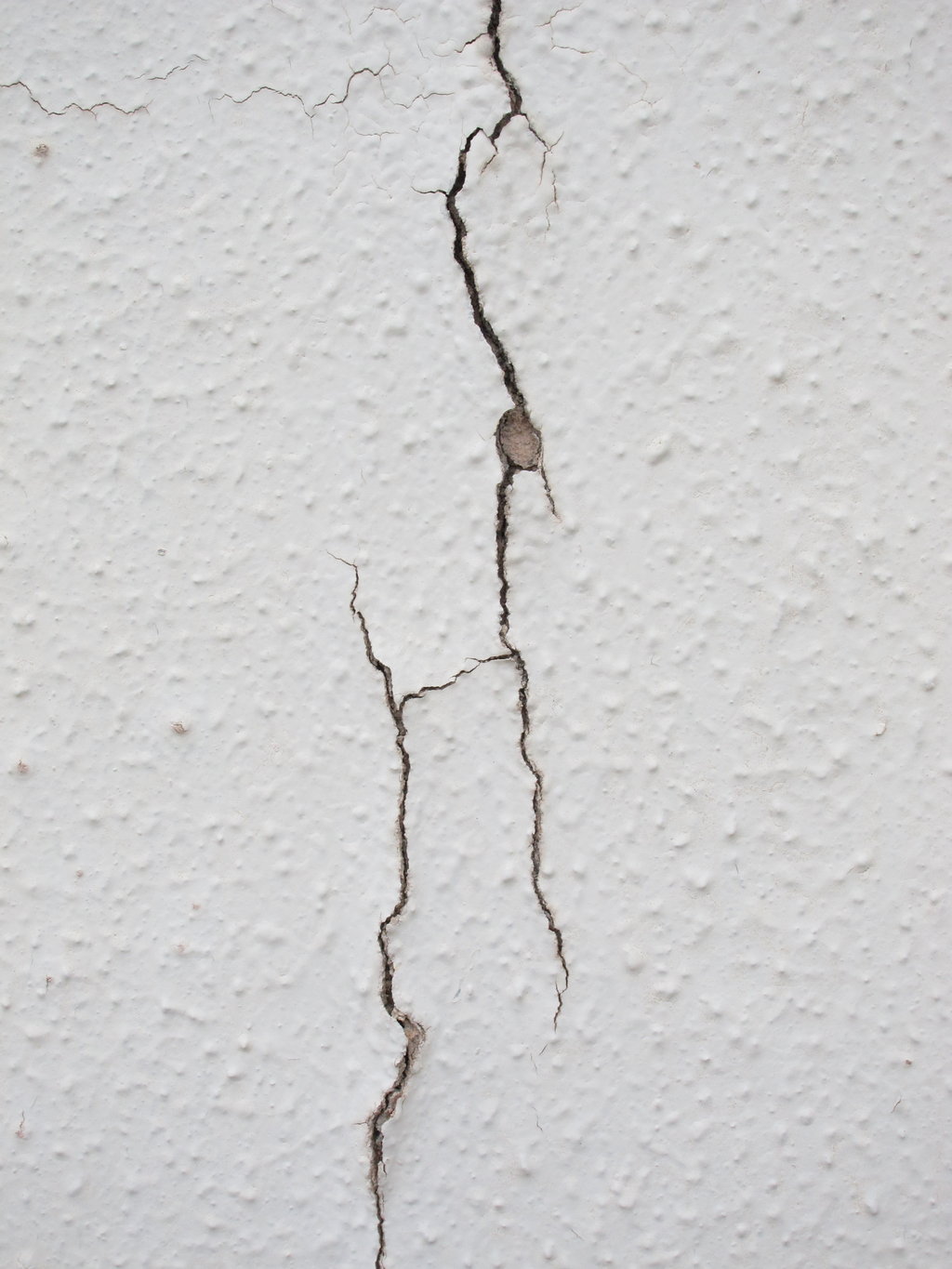 Трещины в области. Трещина в стене. Усадочные трещины в стенах. Усадочные трещины в штукатурке. Трещины в бетоне.